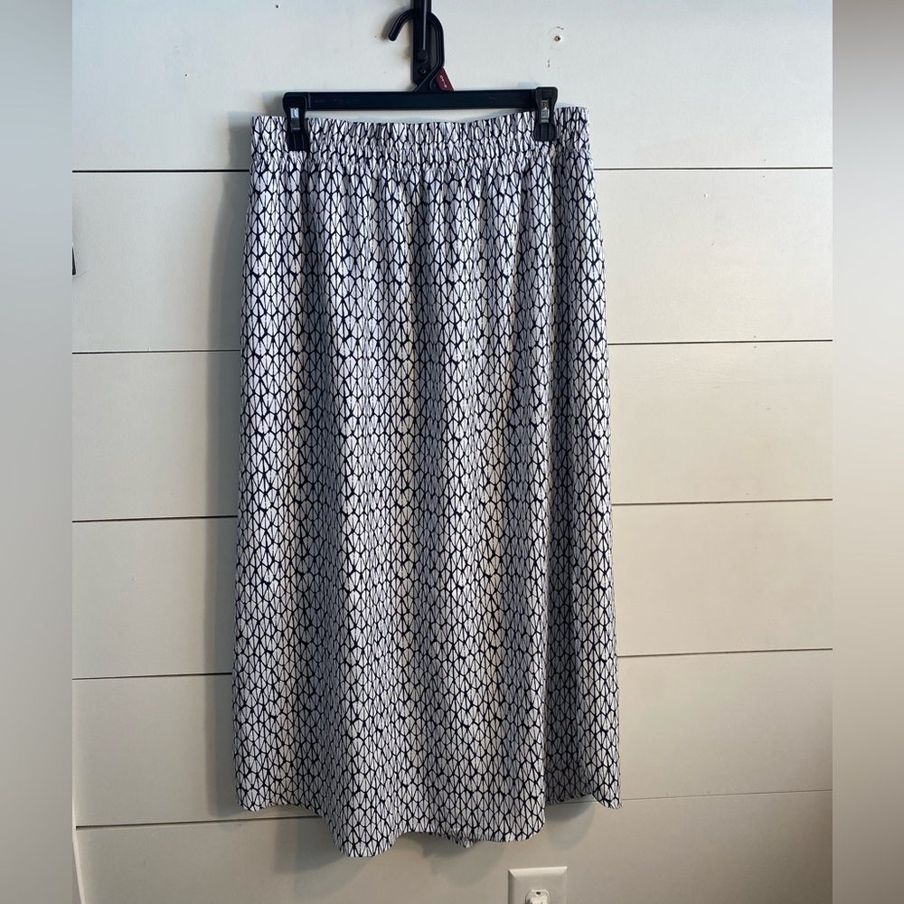 Women’s black and white Loft skirt